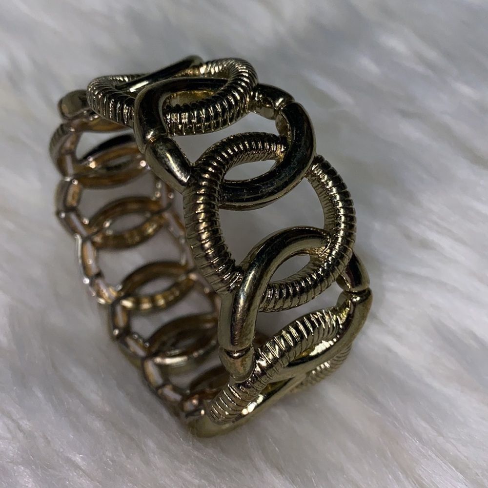 Interlocking Link Stretch Cuff Bracelet - Picture 5 of 6